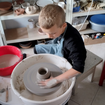 Zabawa w glinie dzieci z Przystań Świętego Mikołaja w Pracownia ceramiki i rękodzieła FormaDei